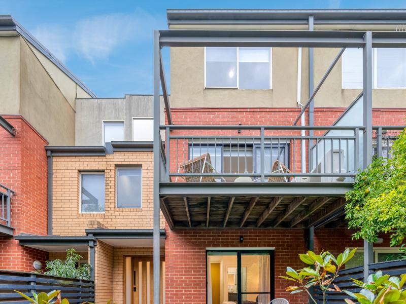Modern Townhouse Living with Courtyard Charm & Prime Location
