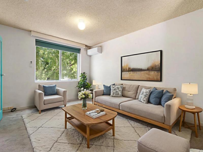 ONE BEDROOM APARTMENT IN SOUGHT AFTER ST KILDA!