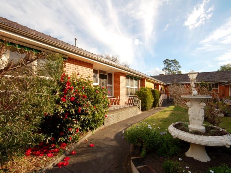Unit in Prime location in well maintained block with 2 garages!