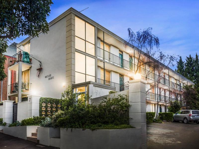 BRIGHT APARTMENT ON RICHMOND HILL