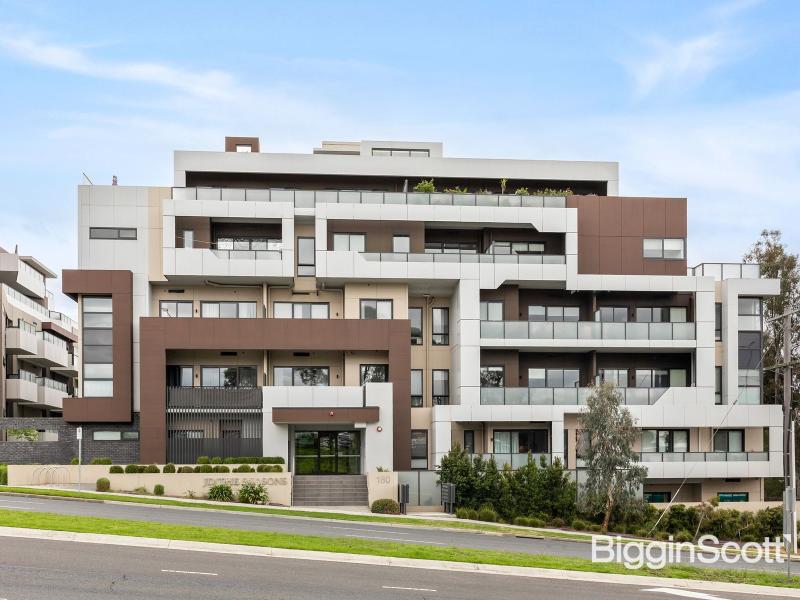 Stylish Lifestyle Living Opposite The Pines in Elite School Catchment