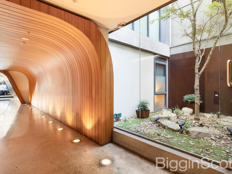 Contemporary Living with Private Courtyard in Prime Port Melbourne Location