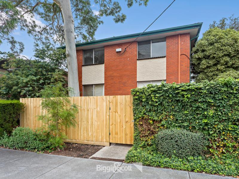 BRIGHT RENOVATED ONE BEDROOM APARTMENT
