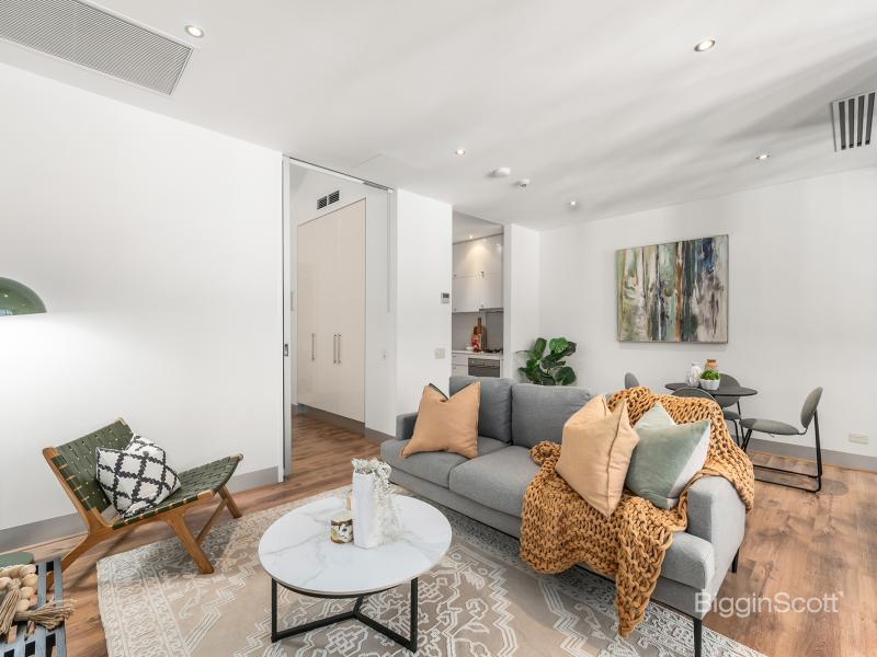 TOP-FLOOR LIVING WITH BALCONY IN THE HEART OF RICHMOND HILL