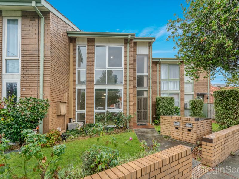 PERFECT LOCATION IN THE HEART OF MOONEE PONDS..