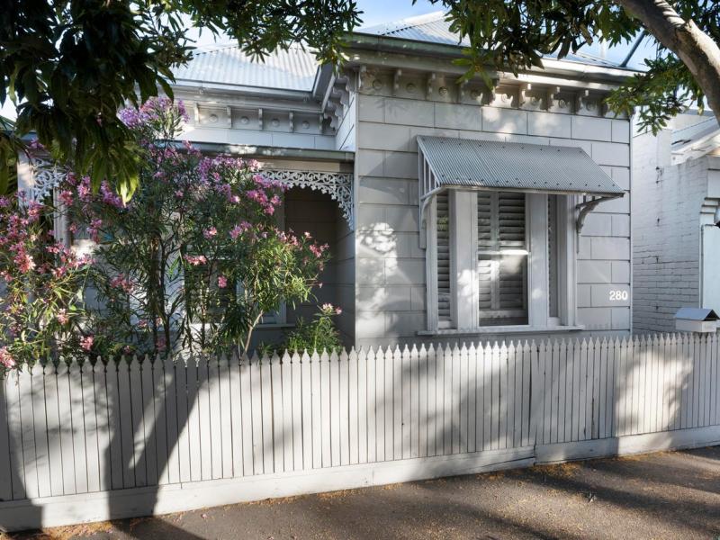 Spacious & Stylish Home with Entertainer’s Courtyard