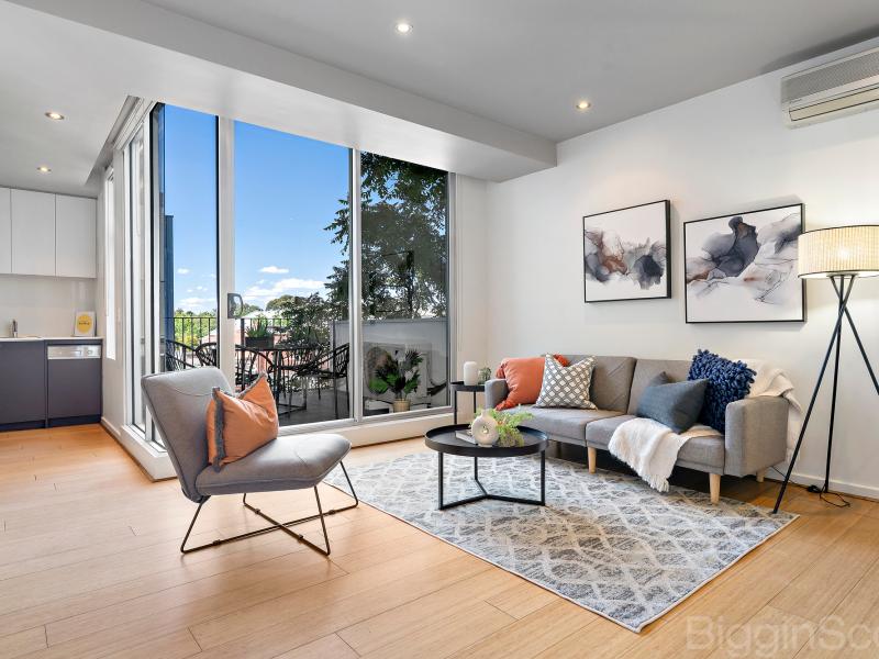 Live the Elwood Village Dream & Walk to the Beach