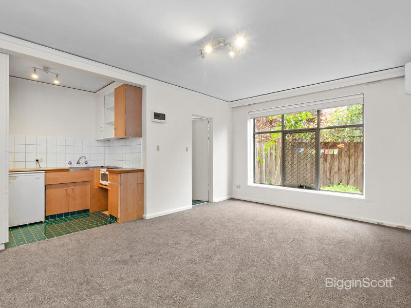 STUDIO APARTMENT IN ST KILDA!