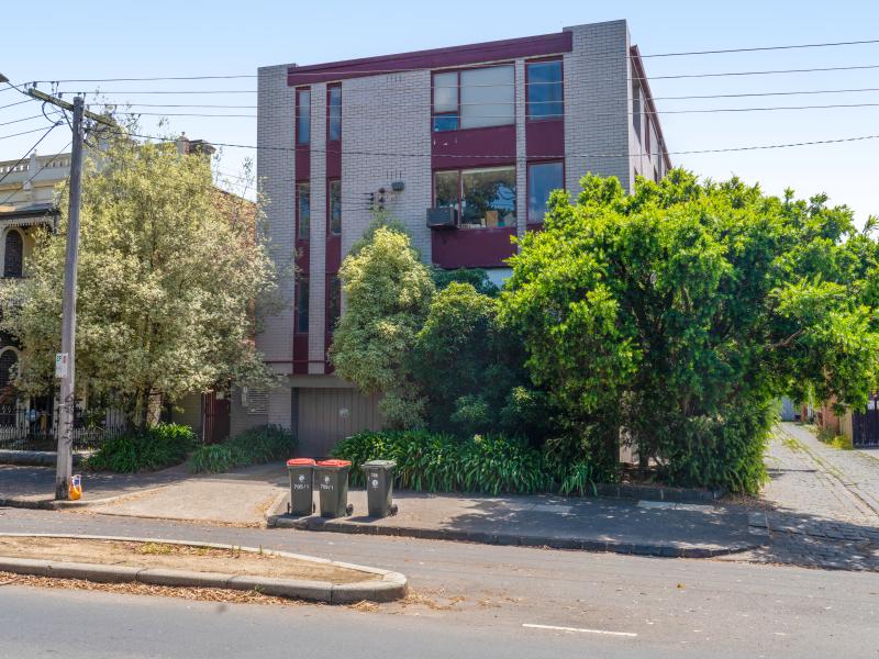 Top Floor Apartment in Prime Parkville Fringe Location