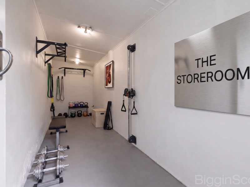 A Neat As 1 Bedroom With A Massive STOREROOM