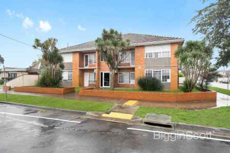 Modern, Renovated & Walk-to-Everything Convenience!