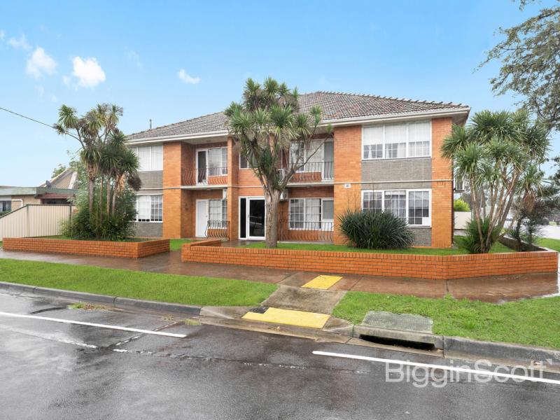 Modern, Renovated & Walk-to-Everything Convenience!