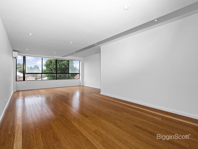 LARGE, SPACIOUS TOWNHOUSE WITH SPECTACULAR VIEWS!