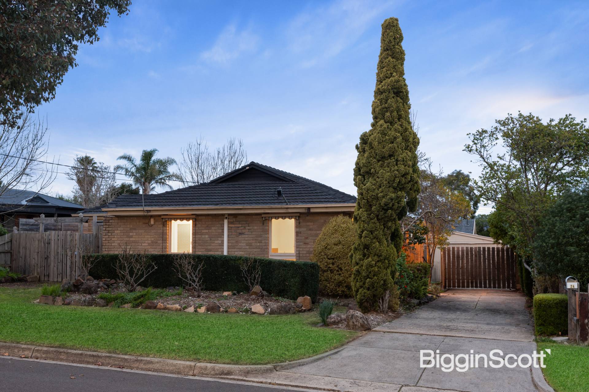 24 Hendra Grove, Ringwood - Image 1