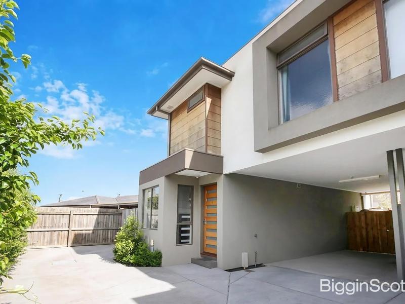 STYLISH TOWNHOUSE IN SPRINGVALE
