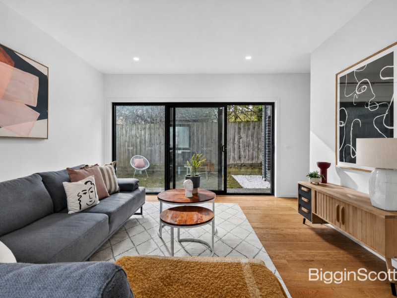 STYLISH LOW-MAINTENANCE LIVING IN THE EAST DONCASTER SECONDARY COLLEGE ZONE!