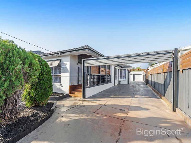 Endless Potential on an Expansive 930sqm in Kingsville! 