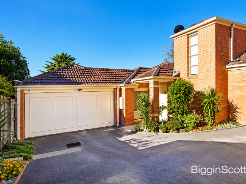 BEAUTIFUL FAMILY TOWNHOUSE IN THE PRESTIGIOUS GWSC & MVPS CATCHMENTS - WALK TO THE GLEN!