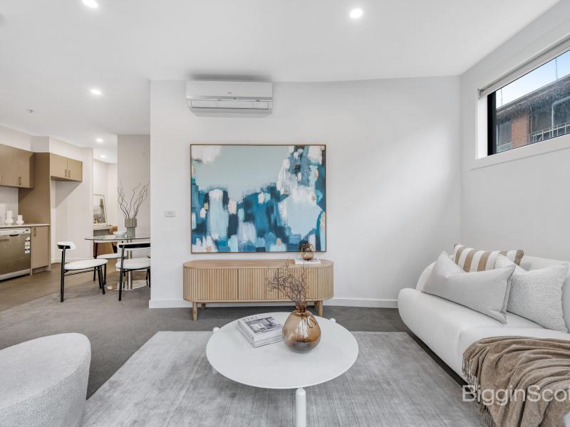 Spacious Apartment With Courtayrd Appeal