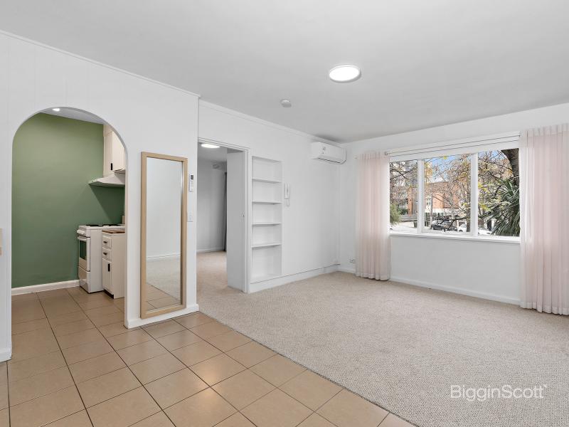 BEAUTIFULLY UPDATED ONE BEDROOM APARTMENT IN ST KILDA!