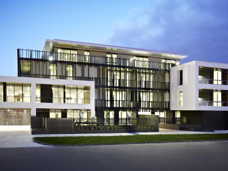 TWO BEDROOM APARTMENT WITH HUGE COURTYARD!