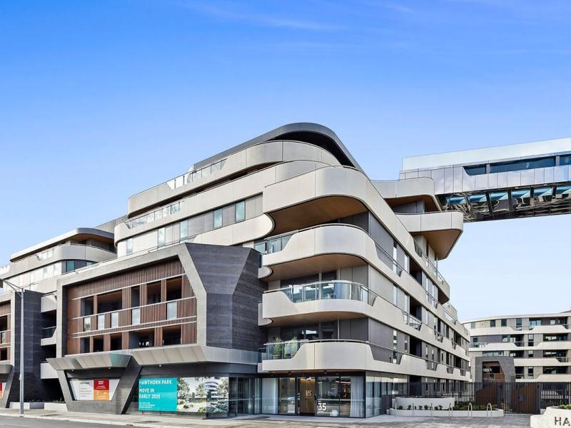 Luxury, modern elegance, and enviable Hawthorn Park facilities