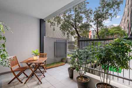 EXPANSIVE ONE-BEDROOM APARTMENT WITH PRIVATE COURTYARD ACCESS