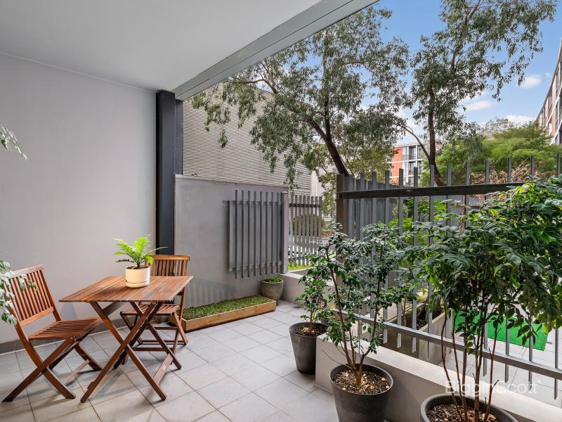 EXPANSIVE ONE-BEDROOM APARTMENT WITH PRIVATE COURTYARD ACCESS