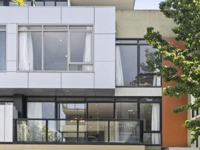 MODERN TWO LEVEL TOWNHOUSE