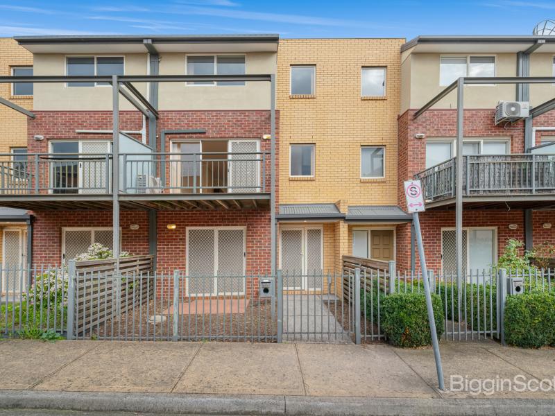 Spacious Triple-Storey Living in the Prestigious Waterford Green Estate