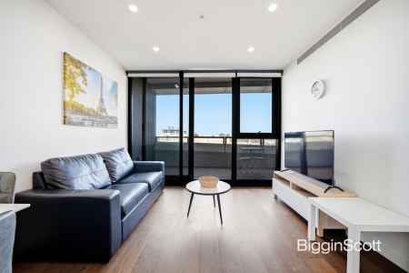  CONTEMPORARY COMFORT IN THE HEART OF GLEN WAVERLEY!