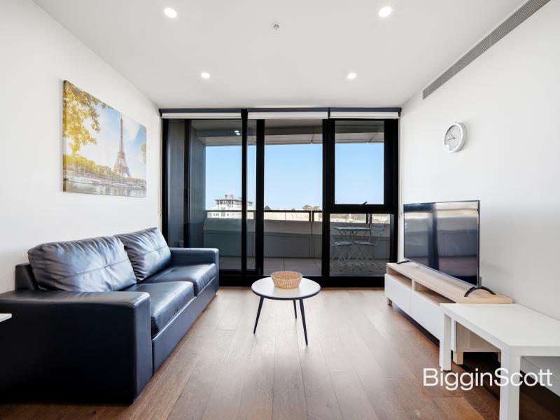  CONTEMPORARY COMFORT IN THE HEART OF GLEN WAVERLEY!