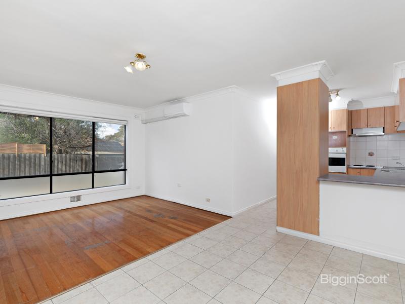 TWO BEDROOM APARTMENT IN LEAFY CULDESAC!