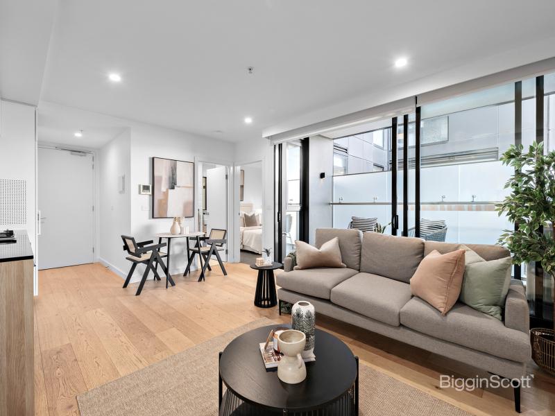 LIGHT-FILLED APARTMENT WITH PRIVATE TERRACE IN THE HEART OF RICHMOND