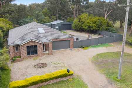 Spacious 4-Bed Family Home with Double Garage in Creswick