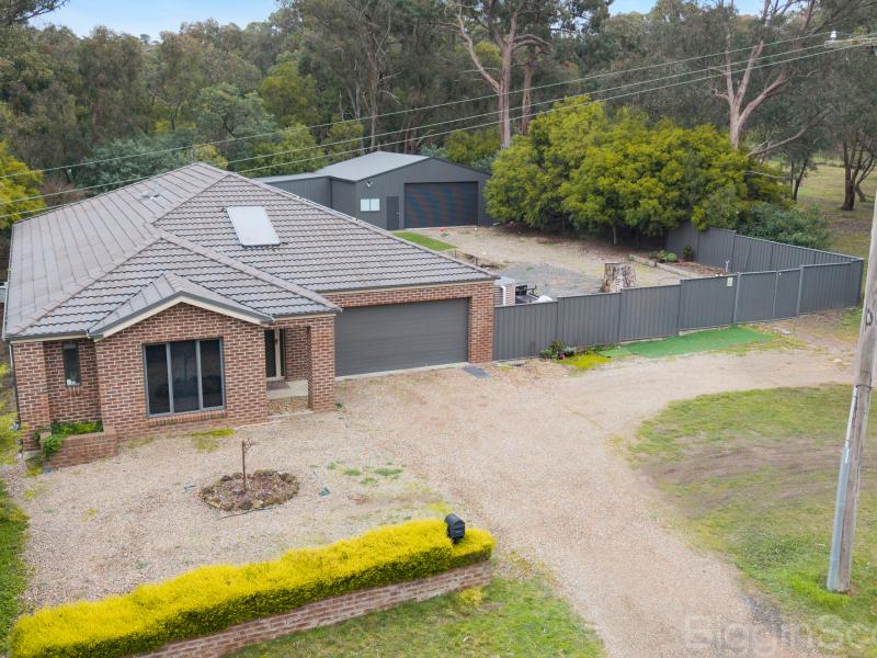 Spacious 4-Bed Family Home with Double Garage in Creswick