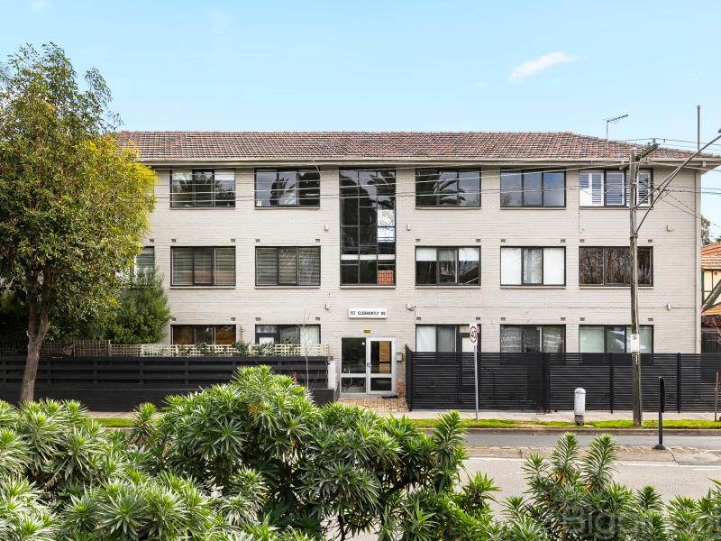 Live amongst the Palms opposite Tennyson Reserve