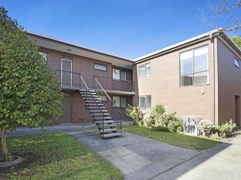Updated ground floor apartment with private courtyard