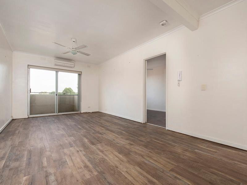 WELL PRESENTED TOP FLOOR 2 BEDROOM APARTMENT WITH GARAGE