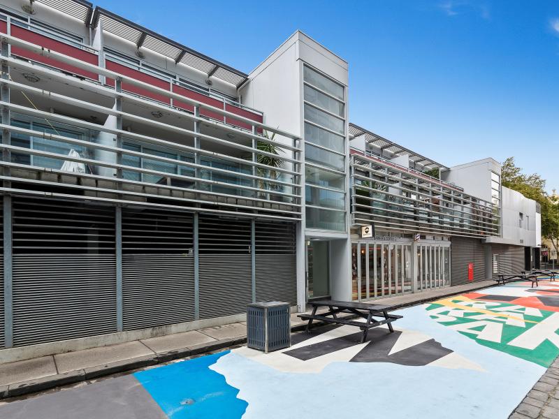 Modern One Bedroom Plus Study In Unbeatable Location