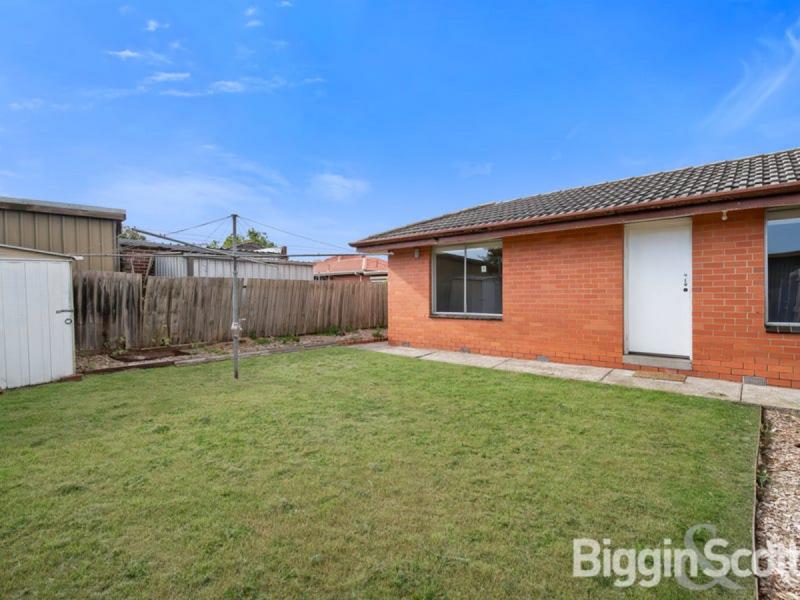Immaculate Single-Level Living in a Prime Location