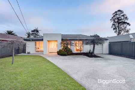 SPACIOUS FAMILY LIVING ON 656SQM IN A PRIME GLEN WAVERLEY LOCATION!