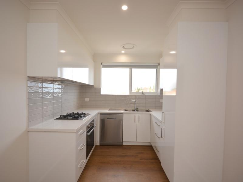 Renovated & Spacious Two Bedroom Apartment in Elsternwick