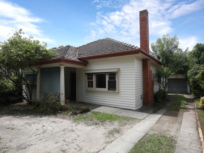 # Comfortable Family Living in a Convenient Mitcham Location