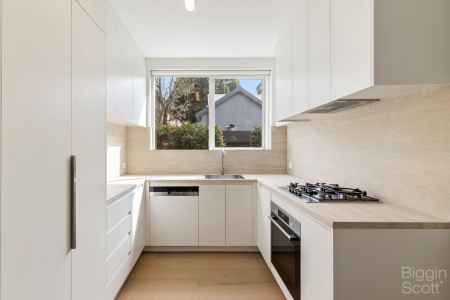 Spacious 2  bedroom Apartment with Luxury Finishes in St Kilda