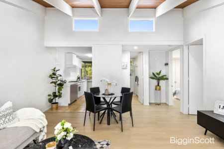 BEAUTIFULLY RENOVATED SINGLE-LEVEL LIVING IN A PRIME GLEN WAVERLEY LOCATION!
