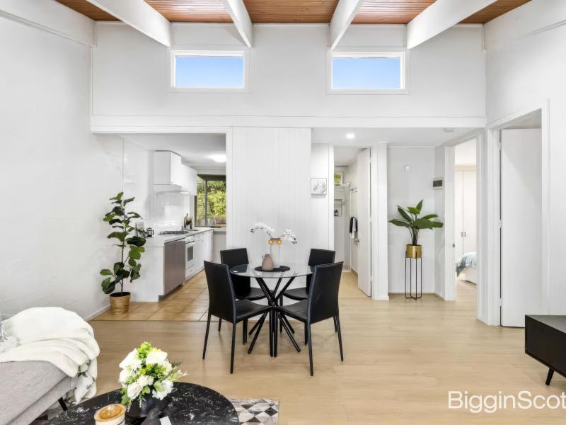 BEAUTIFULLY RENOVATED SINGLE-LEVEL LIVING IN A PRIME GLEN WAVERLEY LOCATION!