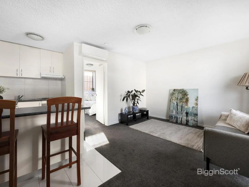 Stylish Richmond Hill Apartment with Off-Street Parking