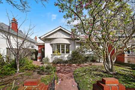 Spacious Living Opposite The Park