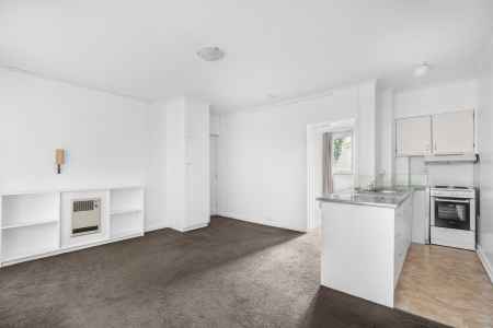 One Bedroom Apartment In A Beautiful Tree Lined Street